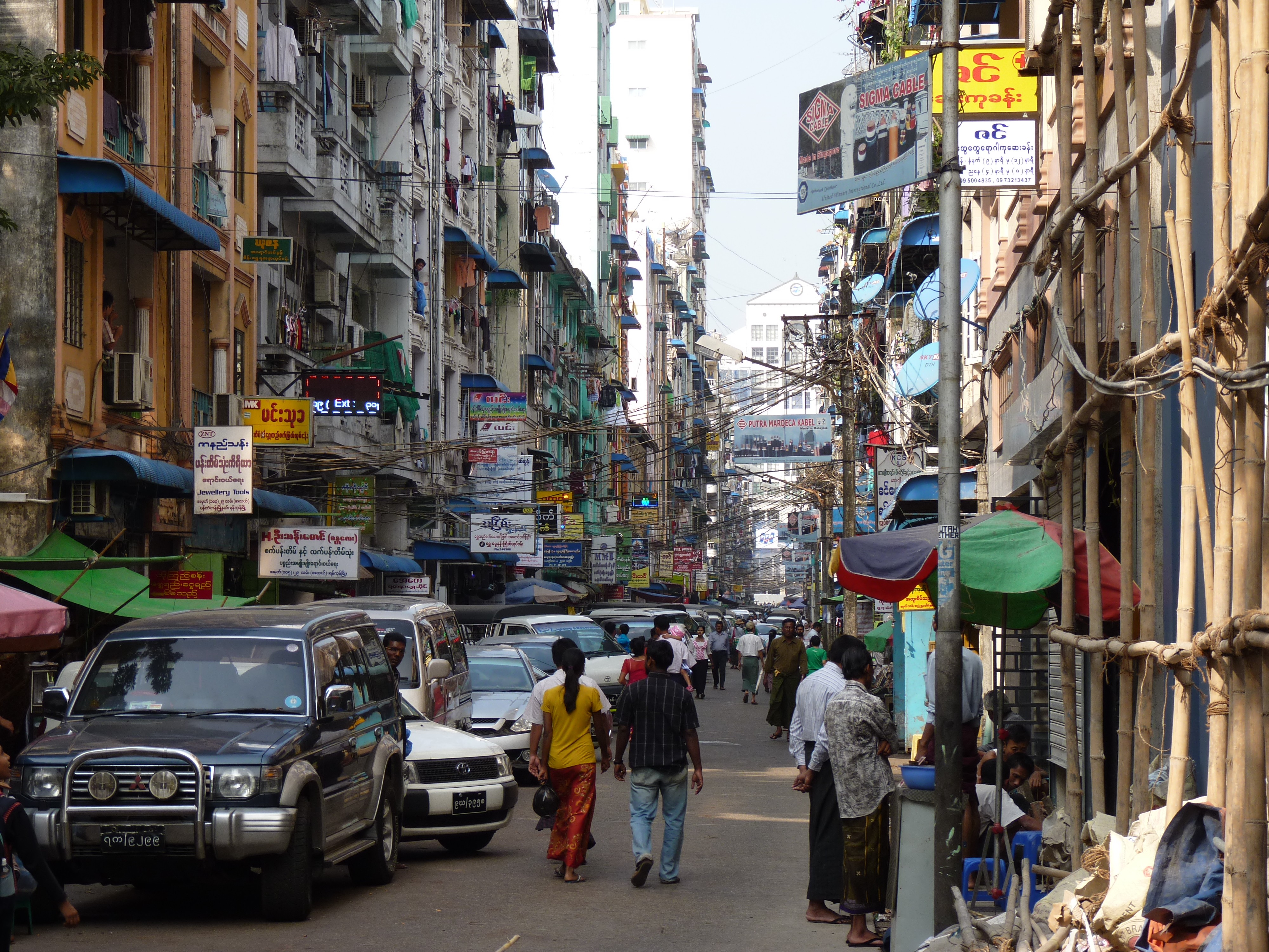 Street_in_Yangon_(Rangoon),_Myanmar_(Burma)